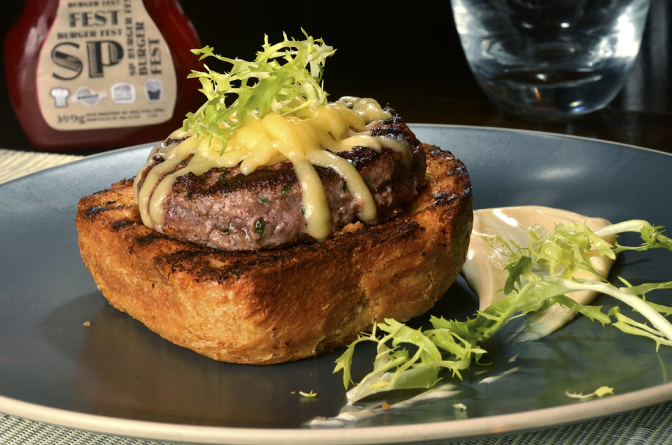 Marcel- hambúrguer de pato e queijo gruyère sobre o brioche tostado com maionese defumada e salada (R$ 36,00)