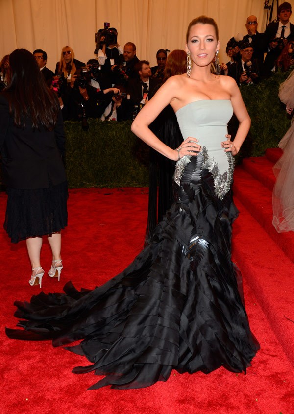 Blake Lively com vestido Gucci