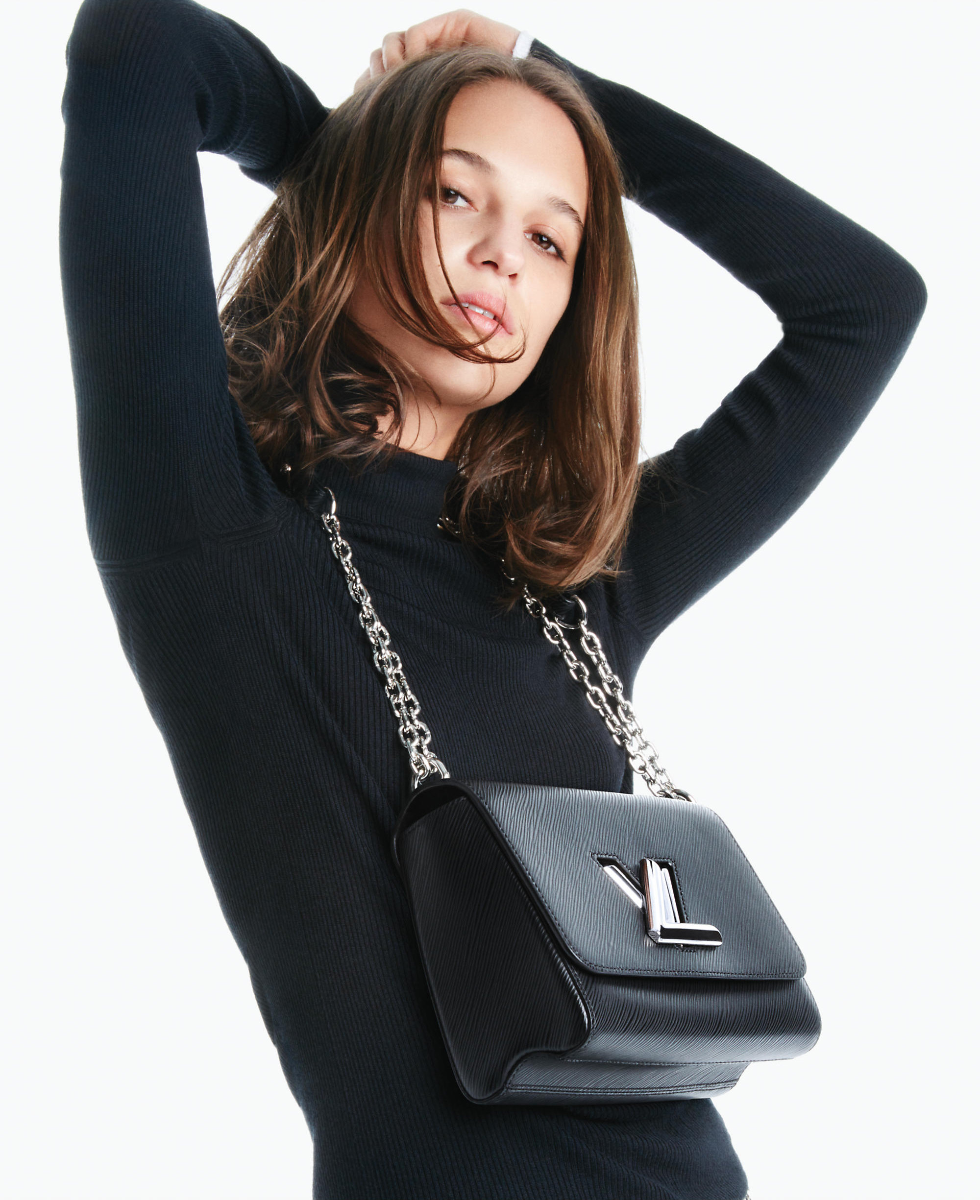 Alicia Vikander posa con “Twist” de Louis Vuitton